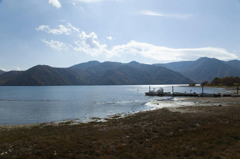 无人,公园,横图,室外,白天,正面,旅游,度假,湖,湖泊,美景,沙滩,山,山脉,水,日光,日本,亚洲,阴影,波纹,光线,木板,沙子,影子,河岸,河滩,湖面,景观,山峰,水流,水面,云,云朵,桥,木桥,涟漪,沙地,山峦,云彩,娱乐,栈桥,蓝色,白云,蓝天,水纹,天空,阳光,自然,波浪,湖水,群山,天,享受,休闲,景色,放松,晴朗,人行桥,木板桥,自然风光,东亚,本州,关东地方,本州岛,日本国,栃木,栃木县,水晕,群马,群马县,中禅寺湖,福岛,福岛县,日光市,日光国立公园,幸之湖,晴空,彩图