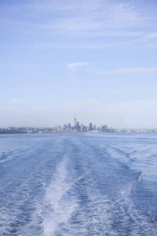 无人,高楼大厦,竖图,室外,白天,正面,度假,美景,城市风光,标志建筑,城市,大厦,地标,建筑,摩天大楼,新西兰,阴影,波纹,飞溅,溅,光线,液体,影子,景观,水滴,云,云朵,建筑群,云彩,娱乐,建设,水珠,蓝色,白云,蓝天,水纹,天空,阳光,船尾波,波浪,天,享受,休闲,景色,放松,晴朗,喷洒,大洋洲,奥克兰,纽西兰,长白云之乡,新西兰北岛,奥克兰区,奥克兰市,风帆之都,晴空,彩图,大楼,高层建筑,高楼,摩天楼