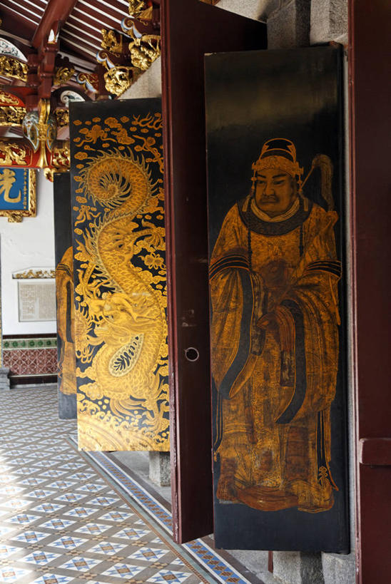 东方人,一个人,无人,站,竖图,室内,白天,正面,民族服装,旅游,度假,成功,名胜古迹,家具,屏风,标志建筑,地标,建筑,新加坡,亚洲,仅一个男性,仅一个人,仅一个中年男性,阴影,遗迹,装饰,反射,龙,影子,注视,黄种人,古迹,文物,娱乐,建设,古建筑,观察,看,站着,享受,休闲,旅游胜地,放松,东南亚,观看,华丽,修饰,协调,点缀,察看,遮挡,高贵,关注,图腾,传说,分隔,古文明,衬托,美观,雅致,雅观,祥瑞,新加坡共和国,灵兽,权势,尊荣,美化,天福宫,幸运,男人,男性,中年男性,亚洲人,站立,彩图,全身,传统服装,民俗服,新加坡中区,狮城,星岛,星洲