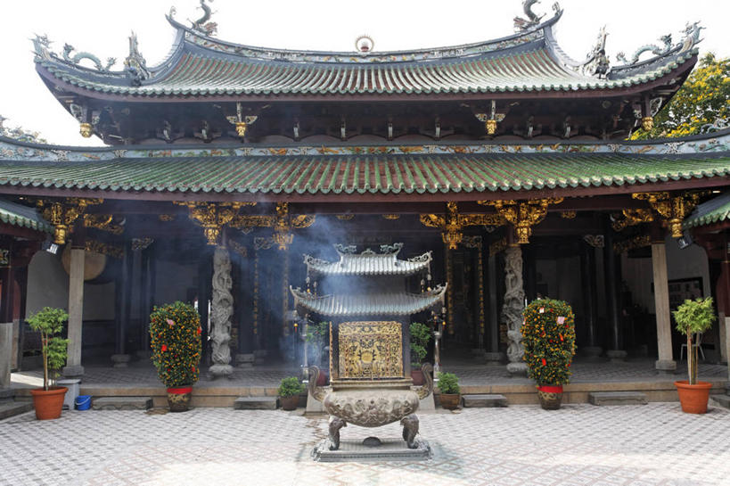 无人,寺庙,横图,室外,白天,正面,旅游,度假,名胜古迹,植物,雾,标志建筑,地标,建筑,新加坡,亚洲,沸腾,节日,遗迹,蒸汽,盆栽,瓦片,香炉,屋顶,盆景,水蒸气,燃烧,顶棚,瓦,古迹,文化,文物,娱乐,建设,古建筑,绿色,自然,香火,庙宇,祈祷,享受,休闲,健康,旅游胜地,放松,许愿,宗教,建造,东南亚,信仰,生长,成长,纪念,祈求,祭奠,祭祀,祭坛,古文明,屋瓦,蒸发,新加坡共和国,敬拜,天福宫,平安,彩图,庙,寺,新加坡中区,狮城,星岛,星洲