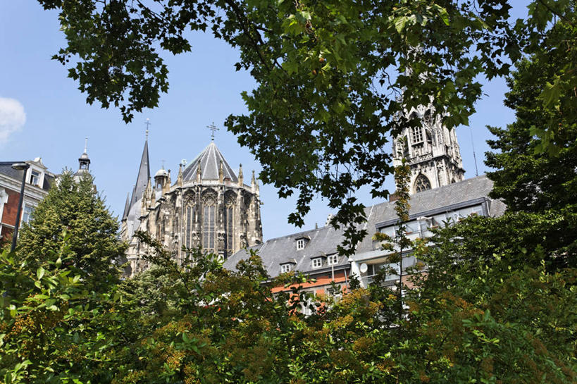 无人,教堂,横图,室外,白天,仰视,旅游,度假,名胜古迹,植物,标志建筑,地标,建筑,德国,欧洲,阴影,节日,遗迹,光线,影子,云,云朵,云彩,古迹,文化,文物,娱乐,建设,古建筑,树,树木,蓝色,绿色,白云,蓝天,天空,阳光,自然,天,祈祷,享受,休闲,健康,旅游胜地,放松,许愿,宗教,信仰,生长,晴朗,成长,纪念,祈求,西欧,信念,古文明,德意志联邦共和国,北威州,北莱茵.威斯特法伦州,阿亨,亚琛,亚琛大教堂,平安,晴空,彩图,低角度拍摄,大教堂,礼拜堂