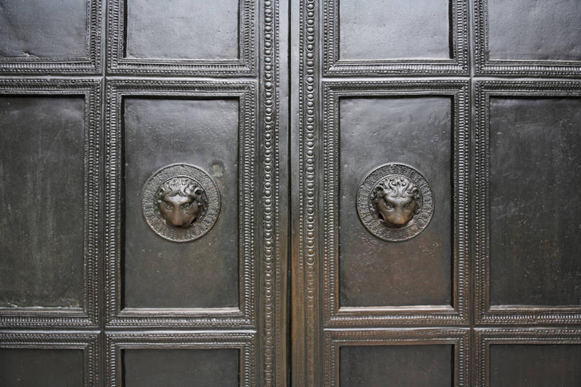 无人,横图,室内,白天,正面,旅游,度假,名胜古迹,门,标志建筑,地标,建筑,雕塑,德国,欧洲,阴影,遗迹,艺术,装饰,反射,纹路,雕刻,雕像,纹理,影子,墙,古迹,文物,娱乐,建设,古建筑,墙壁,墙面,把手,门把手,工艺品,门框,享受,休闲,旅游胜地,放松,纪念,门把,美术,西欧,主题,陈列,古文明,德意志联邦共和国,肌理,功能,美学,北威州,北莱茵.威斯特法伦州,阿亨,亚琛,亚琛大教堂,拉手,彩图