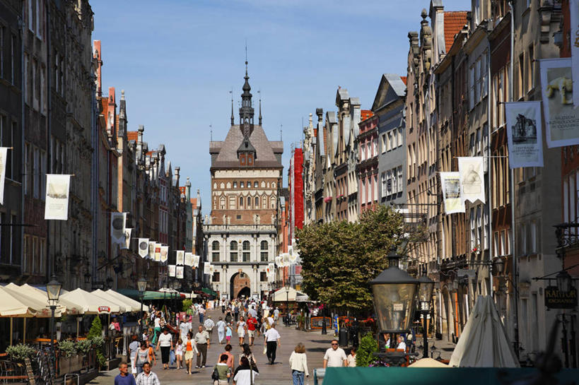 西方人,家,站,走,横图,室外,白天,正面,度假,美景,植物,城市风光,城市,欧洲,波兰,欧洲人,行人,游客,游人,阴影,服装,光线,伞,影子,雨伞,遮阳伞,房屋,屋子,景观,云,云朵,公寓,许多人,云彩,注视,休闲装,娱乐,阳伞,洋房,楼房,路人,旅客,住宅,树,树木,衣服,蓝色,绿色,白云,蓝天,天空,阳光,自然,天,观察,看,站着,一群人,享受,休闲,休闲服,景色,放松,服饰,生长,晴朗,成长,观看,察看,太阳伞,关注,中欧,省会,波兰共和国,格但斯克,波美拉尼亚,波美拉尼亚省,过客,男人,男性,年轻男性,年轻女性,女人,女性,白种人,晴空,步行,散步,站立,走路,半身,彩图,房子