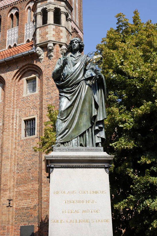 西方人,一个人,无人,站,竖图,室外,白天,仰视,旅游,度假,仪器,海洋,植物,标志建筑,地标,建筑,地图,雕塑,欧洲,波兰,欧洲人,仅一个男性,仅一个人,仅一个中年男性,握,阴影,艺术,装饰,光线,网格,地球仪,雕刻,雕像,线条,影子,世界地图,墙,地球,陆地,全球,注视,娱乐,建设,墙壁,墙面,球,树,树木,蓝色,绿色,蓝天,天空,阳光,自然,经纬线,模型,工艺品,天,观察,看,站着,享受,休闲,球体,旅游胜地,放松,握着,地理,国家,生长,晴朗,成长,观看,纪念,美术,大陆,察看,世界,关注,主题,纬线,版图,陈列,经线,中欧,万里无云,经纬仪,地理学,功能,美学,波兰共和国,袍子,天文学家,尼古拉.哥白尼,男人,男性,中年男性,白种人,晴空,晴空万里,站立,彩图,低角度拍摄,全身,大洋,大洲