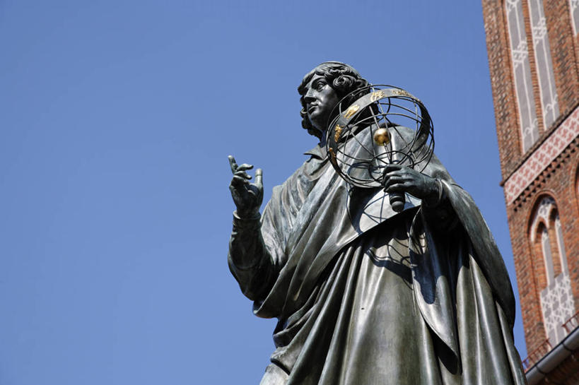 西方人,一个人,无人,站,横图,室外,白天,仰视,旅游,度假,仪器,海洋,标志建筑,地标,建筑,地图,雕塑,欧洲,波兰,欧洲人,仅一个男性,仅一个人,仅一个中年男性,握,阴影,艺术,装饰,光线,网格,地球仪,雕刻,雕像,线条,影子,世界地图,墙,地球,陆地,全球,注视,娱乐,建设,墙壁,墙面,球,蓝色,蓝天,天空,阳光,经纬线,模型,工艺品,天,观察,看,站着,享受,休闲,球体,旅游胜地,放松,握着,地理,国家,晴朗,观看,纪念,美术,大陆,察看,世界,关注,主题,纬线,版图,陈列,经线,中欧,万里无云,经纬仪,地理学,功能,美学,波兰共和国,袍子,天文学家,尼古拉.哥白尼,男人,男性,中年男性,白种人,晴空,晴空万里,站立,半身,彩图,低角度拍摄,大洋,大洲