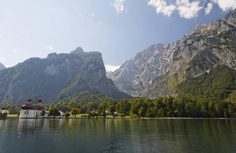 无人,公园,横图,室外,白天,正面,旅游,度假,湖,湖泊,美景,山,山脉,树林,水,植物,德国,欧洲,阴影,波纹,光线,影子,湖面,景观,山峰,水流,水面,云,云朵,涟漪,山峦,云彩,娱乐,树,树木,蓝色,绿色,白云,蓝天,水纹,天空,阳光,自然,波浪,湖水,群山,天,享受,休闲,景色,放松,生长,晴朗,成长,国家公园,西欧,自然风光,德意志联邦共和国,水晕,巴伐利亚,巴伐利亚州,拜恩州,拜恩自由州,贝希特斯加登,贝希特斯加登县,贝希特斯加登国家公园,晴空,彩图