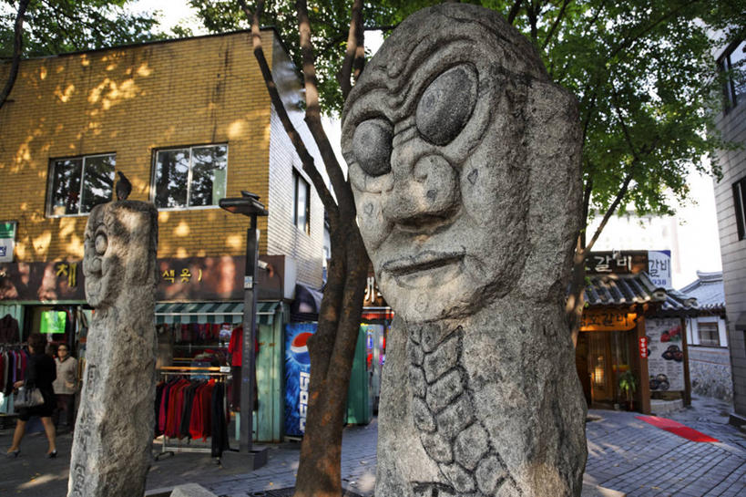 无人,家,横图,室外,白天,正面,度假,美景,窗户,城市风光,城市,雕塑,首尔,汉城,韩国,亚洲,阴影,艺术,装饰,光线,雕刻,雕像,影子,房屋,屋子,景观,公寓,首都,娱乐,洋房,楼房,石雕,玻璃窗,住宅,蓝色,蓝天,天空,阳光,工艺品,天,享受,休闲,景色,放松,晴朗,纪念,美术,主题,陈列,东亚,万里无云,功能,美学,大韩民国,首尔市,首尔特别市,特别市,钟路区,晴空,晴空万里,彩图,房子,仁寺洞