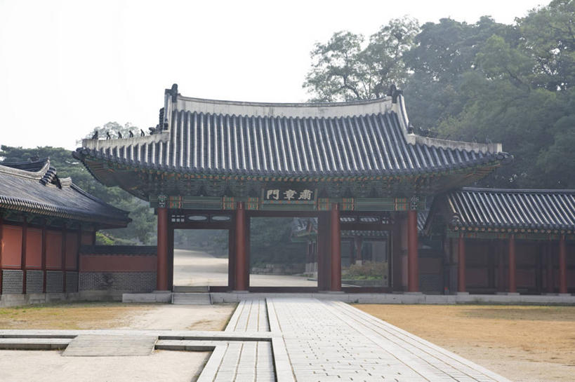 无人,横图,室外,白天,正面,旅游,度假,名胜古迹,植物,标志建筑,道路,地标,建筑,路,首尔,汉城,韩国,亚洲,阴影,遗迹,光线,瓦片,影子,屋顶,小路,交通,首都,顶棚,瓦,古迹,文物,娱乐,建设,古建筑,树,树木,蓝色,绿色,蓝天,天空,阳光,自然,天,享受,休闲,旅游胜地,放松,建造,生长,晴朗,成长,古文明,东亚,屋瓦,万里无云,大韩民国,首尔市,首尔特别市,特别市,钟路区,晴空,晴空万里,彩图,昌庆宫