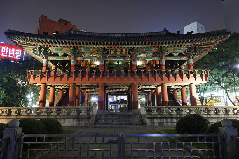 无人,宫殿,横图,室外,夜晚,正面,旅游,度假,植物,标志建筑,地标,建筑,夜景,首尔,汉城,韩国,亚洲,许多,阴影,光线,瓦片,影子,柱子,屋顶,灯光,首都,很多,顶棚,瓦,娱乐,建设,树,树木,绿色,自然,享受,休闲,旅游胜地,放松,建造,生长,成长,东亚,屋瓦,大韩民国,首尔市,首尔特别市,特别市,钟路区,彩图