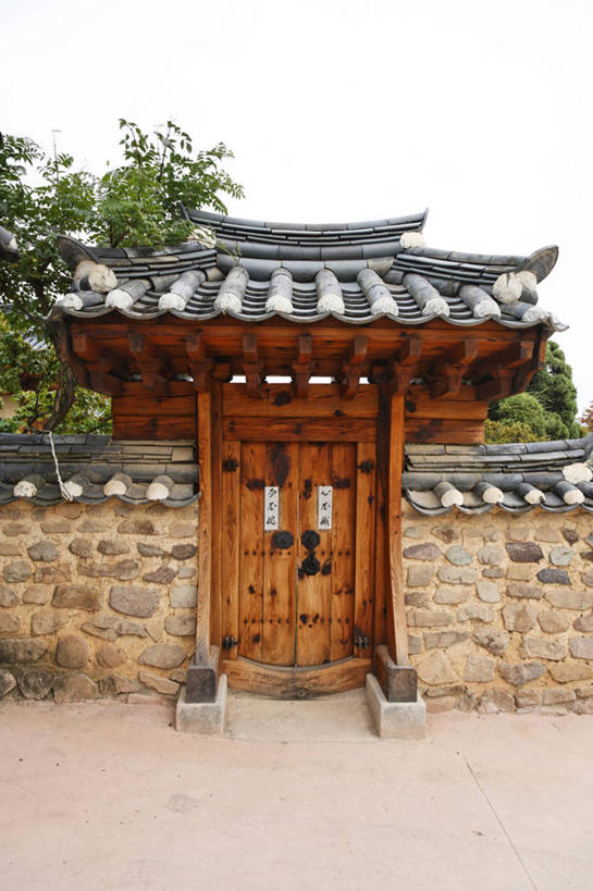 无人,竖图,室外,白天,正面,度假,美景,植物,门,城市风光,城市,建筑,朝鲜,韩国,亚洲,阴影,光线,木制,瓦片,影子,墙,屋顶,景观,顶棚,瓦,娱乐,墙壁,墙面,树,树木,蓝色,绿色,蓝天,天空,阳光,自然,木制品,门框,天,享受,休闲,景色,放松,建造,生长,晴朗,成长,东亚,屋瓦,万里无云,大韩民国,朝鲜半岛,朝鲜民主主义人民共和国,韩半岛,晴空,晴空万里,彩图