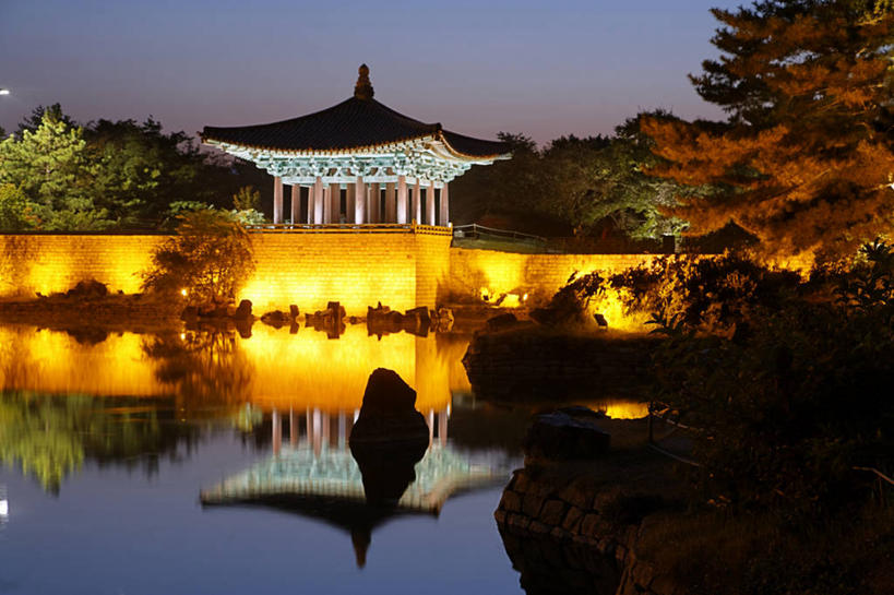 无人,横图,室外,夜晚,正面,旅游,度假,名胜古迹,植物,标志建筑,地标,建筑,庆州,韩国,亚洲,阴影,遗迹,光线,瓦片,影子,屋顶,池塘,水池,灯光,顶棚,瓦,古迹,文物,娱乐,建设,古建筑,树,树木,绿色,倒影,自然,享受,休闲,旅游胜地,放松,建造,生长,成长,倒映,古文明,东亚,屋瓦,大韩民国,庆尚北道,庆州市,反照,彩图,雁鸭池,道