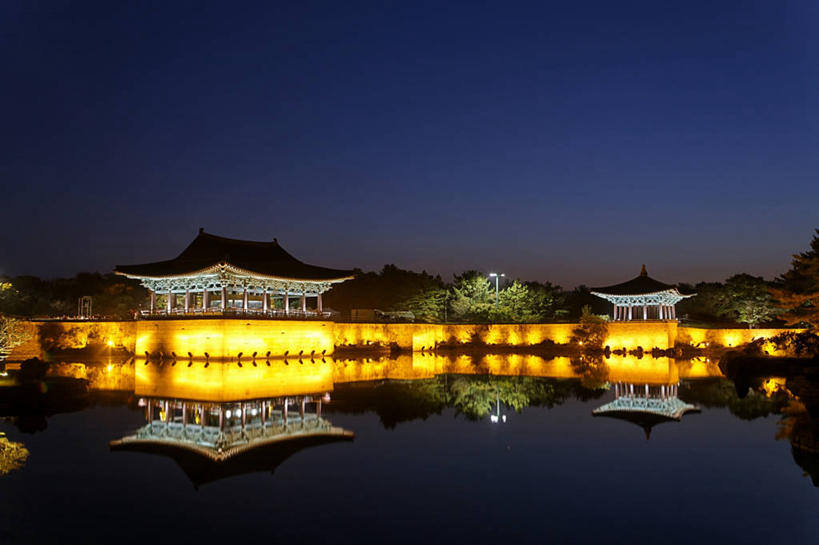 无人,横图,室外,夜晚,正面,旅游,度假,名胜古迹,植物,标志建筑,地标,建筑,庆州,韩国,亚洲,阴影,遗迹,光线,瓦片,影子,屋顶,池塘,水池,灯光,顶棚,瓦,古迹,文物,娱乐,建设,古建筑,树,树木,绿色,倒影,自然,享受,休闲,旅游胜地,放松,建造,生长,成长,倒映,古文明,东亚,屋瓦,大韩民国,庆尚北道,庆州市,反照,彩图,雁鸭池,道