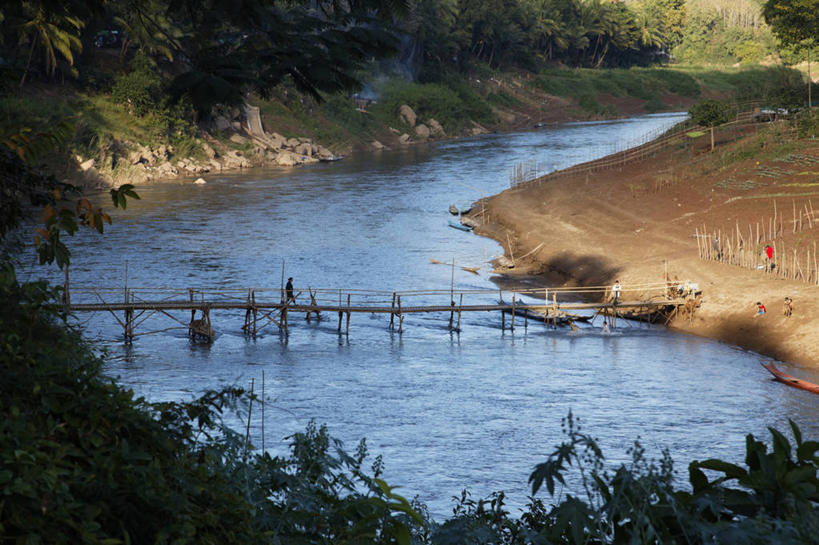 无人,横图,俯视,室外,白天,旅游,度假,草地,草坪,河流,美景,树林,水,植物,老挝,亚洲,阴影,光线,木板,影子,河水,景观,水流,桥,木桥,娱乐,栈桥,草,树,树木,绿色,阳光,自然,享受,休闲,景色,放松,东南亚,生长,成长,人行桥,木板桥,自然风光,湄公河,老挝人民民主共和国,彩图,高角度拍摄,上寮,南康河