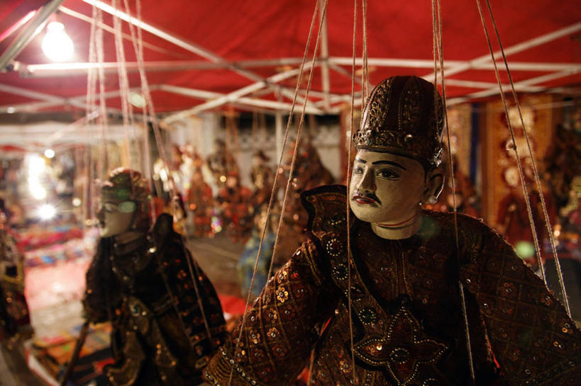 东方人,无人,站,横图,室内,夜晚,正面,民族服装,摆设,帽子,亚洲,许多,阴影,艺术,装饰,光线,人偶,影子,灯光,许多人,注视,黄种人,文化,装饰品,模型,装饰物,工艺品,观察,看,站着,一群人,观看,华丽,修饰,点缀,察看,高雅,木偶,关注,饰物,简洁,衬托,美观,雅致,雅观,木偶人,木人,男人,男性,年轻男性,亚洲人,站立,半身,彩图,传统服装,民俗服,牵线木偶