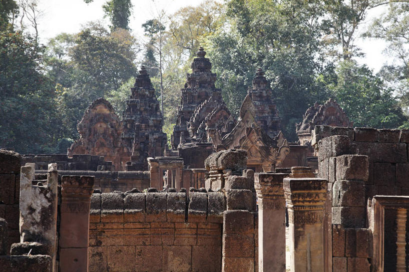 无人,寺庙,宫殿,横图,室外,白天,正面,旅游,度假,名胜古迹,植物,标志建筑,地标,建筑,雕塑,柬埔寨,亚洲,阴影,节日,遗迹,艺术,装饰,光线,雕刻,雕像,影子,燃烧,古迹,文化,文物,娱乐,建设,古建筑,树,树木,绿色,天空,阳光,自然,香火,工艺品,庙宇,天,祈祷,享受,休闲,健康,旅游胜地,放松,许愿,宗教,东南亚,信仰,生长,成长,纪念,祈求,美术,主题,陈列,古文明,暹粒,高棉,柬埔寨王国,女王宫,功能,美学,吉蔑,班迭斯雷寺,平安,彩图,庙,寺