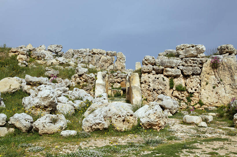无人,横图,室外,白天,正面,旅游,度假,草地,草坪,石头,名胜古迹,植物,标志建筑,地标,建筑,欧洲,马耳他,一堆,许多,阴影,堆叠,堆积,遗迹,光线,石子,影子,很多,古迹,文物,娱乐,建设,古建筑,废墟,草,蓝色,绿色,蓝天,天空,阳光,天,享受,休闲,旅游胜地,放松,晴朗,堆,古文明,万里无云,马耳他共和国,戈佐岛,石块,晴空,晴空万里,彩图,詹蒂亚神庙