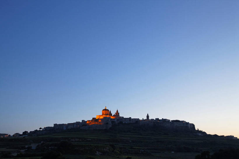 无人,横图,室外,白天,仰视,旅游,度假,名胜古迹,山,山脉,标志建筑,地标,建筑,欧洲,马耳他,阴影,遗迹,光线,影子,堡垒,城堡,山峰,山峦,古迹,文物,娱乐,建设,古建筑,蓝色,蓝天,天空,阳光,群山,天,享受,休闲,旅游胜地,放松,晴朗,要塞,古文明,万里无云,马耳他共和国,设防,姆迪纳,晴空,晴空万里,彩图,低角度拍摄