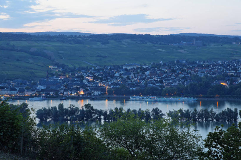 无人,家,农田,横图,俯视,室外,白天,旅游,度假,庄稼,农作物,草地,草坪,河流,美景,日落,山,山脉,树林,水,植物,德国,欧洲,房屋,屋子,河水,景观,山峰,水流,晚霞,霞光,落日,山峦,娱乐,楼房,住宅,草,树,树木,绿色,自然,黄昏,群山,享受,休闲,景色,彩霞,放松,生长,成长,西欧,自然风光,德意志联邦共和国,夕照,薄暮,莱茵兰.普法尔茨州,吕德斯海姆,夕阳,彩图,高角度拍摄,耕地,庄稼田,傍晚,房子,斜阳