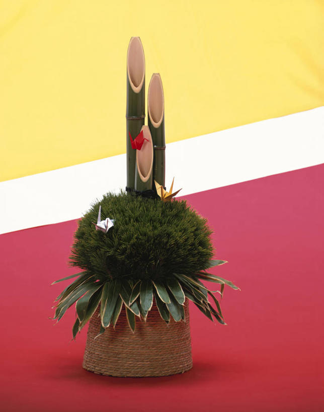 无人,竖图,室内,特写,白天,正面,桌面,桌子,阴影,装饰,反射,影子,一个,摄影,影棚,单个,华丽,修饰,点缀,门松,衬托,美观,雅致,雅观,长寿,彩图,影棚拍摄,拍摄