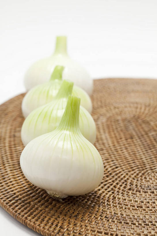 无人,竖图,俯视,室内,特写,白天,白色背景,蔬菜,洋葱,餐具,一排,阴影,新鲜,整齐,反射,碟子,盘,影子,食品,食物,排列,盘子,碟,四个,摄影,有机食品,绿色食品,影棚,队列,玉葱,荷兰葱,圆葱,洋葱头,球葱,葱头,彩图,高角度拍摄,影棚拍摄,拍摄,白洋葱