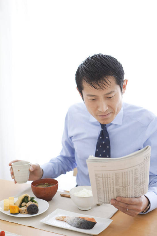 米饭,东方人,一个人,商务人士,商务男性,坐,笑,微笑,竖图,室内,白天,白色背景,正面,衬衫,烹饪,阅读,报纸,杯子,餐具,亚洲,仅一个男性,仅一个人,仅一个中年男性,握,学习,阴影,套装,反射,信息,碟子,盘,影子,陶瓷,日本料理,料理,食品,领带,陶瓷制品,饭,拿,拿着,注视,黄种人,菜肴,美食,食物,蓝色,盘子,容器,水杯,碟,碗,日式料理,低头,观察,看,日式,浏览,握着,摄影,佳肴,影棚,观看,储藏,新闻,五谷,察看,象征,庄重,储存,关注,商务装,身份,工薪阶层,正式,地位,男人,男性,中年男性,亚洲人,白领,上班族,茶杯,坐着,半身,彩图,影棚拍摄,衬衣,拍摄,贮存,报刊