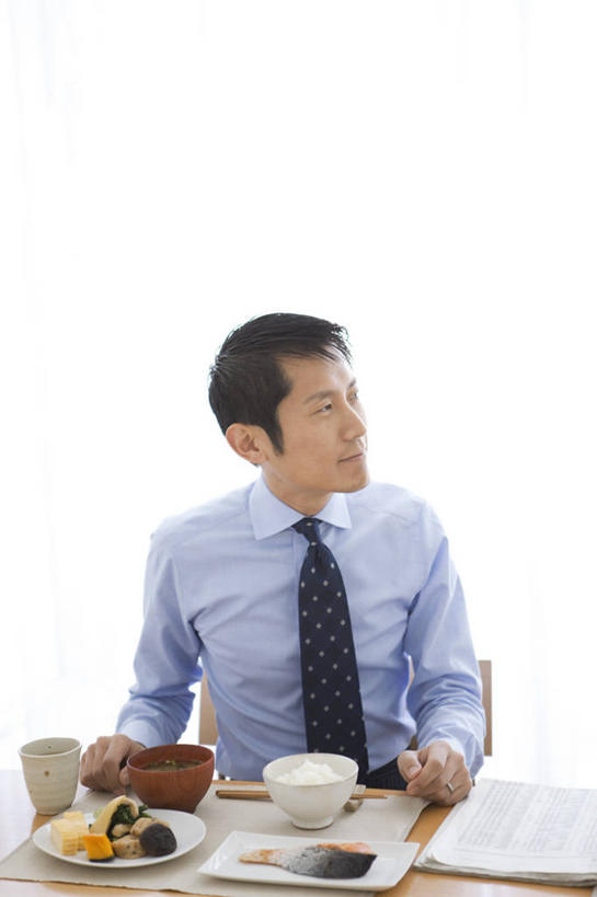 米饭,东方人,一个人,商务人士,商务男性,坐,竖图,室内,白天,白色背景,正面,衬衫,烹饪,阅读,报纸,杯子,餐具,亚洲,仅一个男性,仅一个人,仅一个中年男性,学习,阴影,套装,反射,信息,碟子,盘,影子,陶瓷,日本料理,料理,食品,领带,陶瓷制品,饭,扭头,注视,黄种人,菜肴,美食,食物,蓝色,盘子,容器,水杯,碟,碗,日式料理,观察,看,转头,日式,浏览,摄影,佳肴,影棚,观看,储藏,新闻,五谷,察看,象征,庄重,储存,关注,商务装,身份,工薪阶层,正式,地位,男人,男性,中年男性,亚洲人,白领,上班族,茶杯,坐着,半身,彩图,影棚拍摄,衬衣,拍摄,贮存,报刊