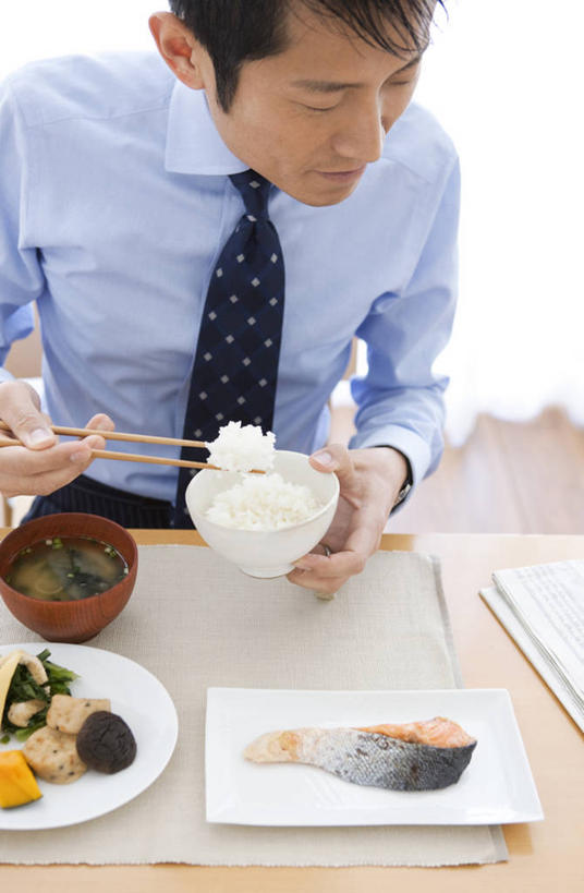 米饭,东方人,一个人,商务人士,商务男性,坐,竖图,室内,白天,白色背景,正面,衬衫,烹饪,阅读,筷子,报纸,杯子,餐具,亚洲,仅一个男性,仅一个人,仅一个中年男性,一双,握,学习,阴影,套装,反射,信息,碟子,盘,影子,陶瓷,肉,鱼肉,日本料理,料理,食品,领带,陶瓷制品,饭,拿,拿着,注视,黄种人,文化,传统,菜肴,美食,肉类,食物,蓝色,盘子,容器,水杯,碟,碗,日式料理,低头,观察,看,日式,浏览,握着,摄影,佳肴,影棚,观看,储藏,新闻,礼节,五谷,察看,象征,庄重,储存,关注,礼仪,商务装,身份,肉食,工薪阶层,正式,地位,男人,男性,中年男性,亚洲人,白领,上班族,茶杯,进餐用具,坐着,半身,彩图,影棚拍摄,衬衣,拍摄,贮存,报刊