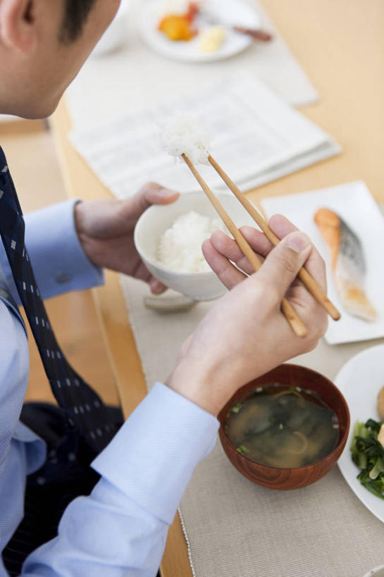 米饭,东方人,一个人,商务人士,商务男性,坐,竖图,俯视,室内,白天,衬衫,烹饪,阅读,筷子,报纸,杯子,餐具,亚洲,仅一个男性,仅一个人,仅一个中年男性,握,学习,阴影,套装,反射,信息,碟子,盘,影子,陶瓷,肉,鱼肉,日本料理,料理,食品,领带,陶瓷制品,饭,拿,拿着,黄种人,文化,传统,菜肴,美食,肉类,食物,蓝色,盘子,容器,水杯,碟,碗,日式料理,低头,日式,浏览,握着,佳肴,储藏,新闻,礼节,五谷,象征,庄重,储存,礼仪,商务装,身份,肉食,工薪阶层,正式,地位,男人,男性,中年男性,亚洲人,白领,上班族,茶杯,进餐用具,坐着,半身,彩图,高角度拍摄,衬衣,贮存,报刊