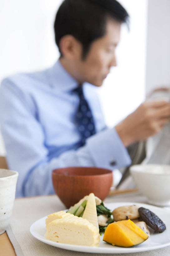 东方人,一个人,商务人士,商务男性,坐,竖图,室内,白天,正面,衬衫,烹饪,阅读,餐桌,桌子,报纸,餐具,亚洲,仅一个男性,仅一个人,仅一个中年男性,握,学习,套装,朦胧,模糊,信息,碟子,盘,墙,蛋,鸡蛋,日本料理,料理,食品,蛋卷,领带,拿,拿着,注视,黄种人,菜肴,美食,墙壁,墙面,食物,白色,盘子,碟,日式料理,低头,观察,看,日式,浏览,握着,佳肴,餐台,观看,新闻,察看,象征,庄重,关注,商务装,身份,工薪阶层,正式,地位,卵,男人,男性,中年男性,亚洲人,白领,上班族,坐着,半身,彩图,衬衣,报刊