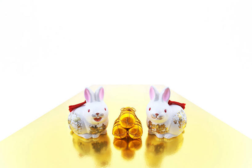 点心,月饼,无人,站,横图,俯视,室内,特写,白天,白色背景,哺乳动物,静物,雕塑,阴影,艺术,装饰,反射,兔子,雕刻,雕像,影子,料理,食品,面点,注视,文化,传统,美食,十二生肖,食物,糕点,动物,工艺品,观察,看,站着,两只,属相,中式,摄影,生肖,影棚,观看,纪念,兔,美术,察看,关注,主题,陈列,功能,美学,兽历,宫饼,胡饼,团圆饼,小饼,月团,陶瓷雕塑,站立,彩图,高角度拍摄,全身,影棚拍摄,拍摄