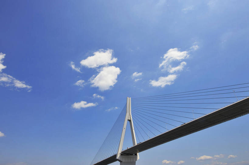 无人,横图,室外,白天,仰视,旅游,度假,标志建筑,大桥,地标,建筑,立交桥,桥梁,神奈川,日本,亚洲,阴影,光线,影子,云,云朵,高架,斜拉桥,桥,横滨,横滨市,神奈川县,云彩,娱乐,建设,蓝色,白云,蓝天,天空,阳光,天,享受,休闲,旅游胜地,放松,晴朗,东亚,本州,首府,关东地方,本州岛,日本国,鹤见区,晴空,彩图,低角度拍摄,鹤见翼桥