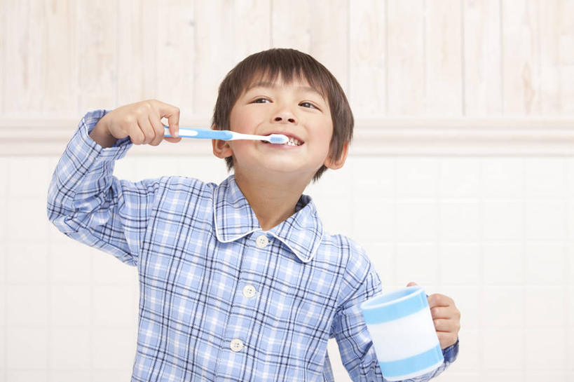 东方人,儿童,一个人,站,笑,微笑,露齿笑,横图,室内,白天,正面,纯洁,杯子,亚洲,仅一个男性,仅一个人,握,睡衣,朦胧,模糊,牙刷,陶瓷,墙,陶瓷制品,拿,拿着,注视,黄种人,刷牙,墙壁,墙面,小孩,白色,马克杯,水杯,日用品,观察,看,清洁,站着,仅一个小孩,可爱,童年,童趣,握着,洗漱用品,观看,察看,卫生,关注,童真,烂漫,无邪,寝衣,天真,男孩,男人,男性,亚洲人,孩子,站立,半身,彩图,男生