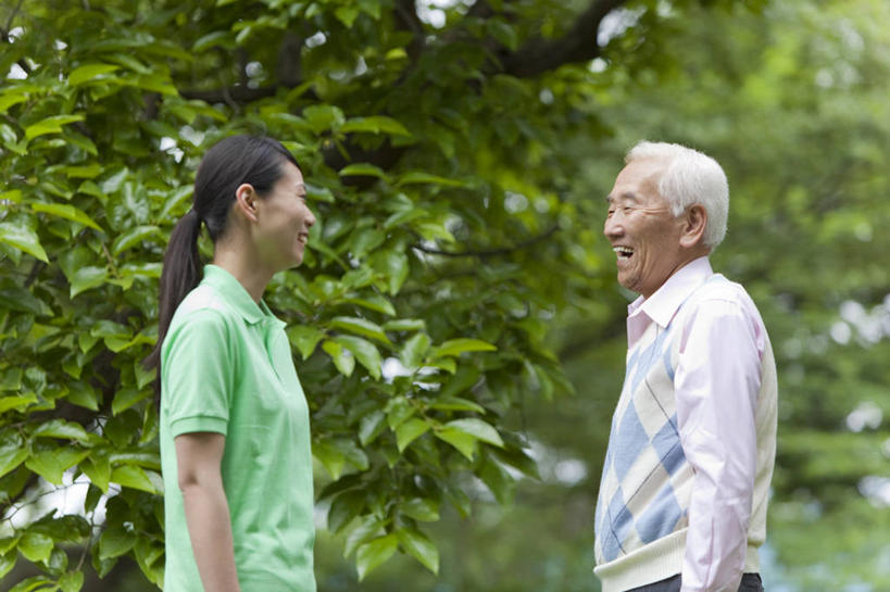 东方人,两个人,站,笑,微笑,露齿笑,横图,室外,白天,侧面,T恤衫,植物,亚洲,阴影,服装,朦胧,模糊,光线,影子,T恤,休闲装,黄种人,相视,树,树木,衣服,绿色,阳光,自然,站着,护工,休闲,面对面,休闲服,护理,服饰,生长,成长,对视,照顾,互视,相对,护理工,相看,照看,护理员,老年男性,男人,男性,年轻女性,女人,女性,亚洲人,站立,半身,彩图