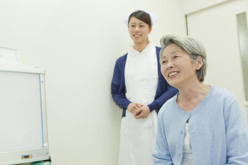 东方人,两个人,病人,护士,医院,站,坐,笑,微笑,露齿笑,横图,室内,白天,正面,工作服,制服,门,帽子,亚洲,握,服装,信息,墙,注视,休闲装,黄种人,布告,布告栏,墙壁,墙面,衣服,白色,门框,观察,看,站着,休闲,休闲服,握着,服饰,观看,察看,护士帽,通知,公告,白衣天使,传播,关注,消息,病患,医疗机构,工作制服,公布栏,老年女性,年轻女性,女人,女性,亚洲人,患者,就医者,站立,坐着,半身,彩图,工作套服,病院,诊所