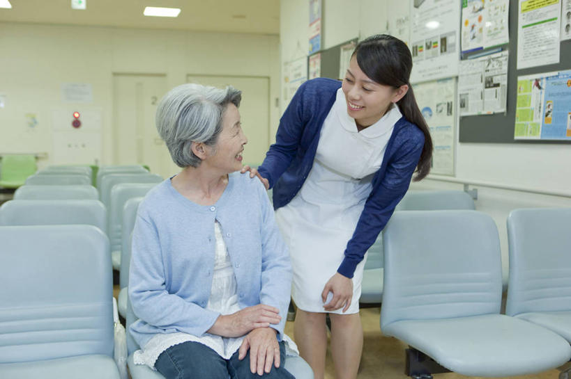 东方人,两个人,病人,护士,医院,站,坐,笑,说,微笑,露齿笑,横图,室内,白天,正面,工作服,制服,讨论,植物,亚洲,弯腰,服装,朦胧,模糊,信息,盆栽,走道,走廊,过道,盆景,扭头,注视,休闲装,黄种人,布告,布告栏,座位,衣服,绿色,自然,观察,看,站着,转头,休闲,休闲服,服饰,生长,成长,观看,察看,通知,公告,白衣天使,传播,关注,消息,病患,医疗机构,弯身,工作制服,公布栏,交流,老年女性,年轻女性,女人,女性,亚洲人,患者,就医者,沟通,讲话,交谈,商讨,说话,谈话,站立,坐着,半身,彩图,工作套服,病院,诊所