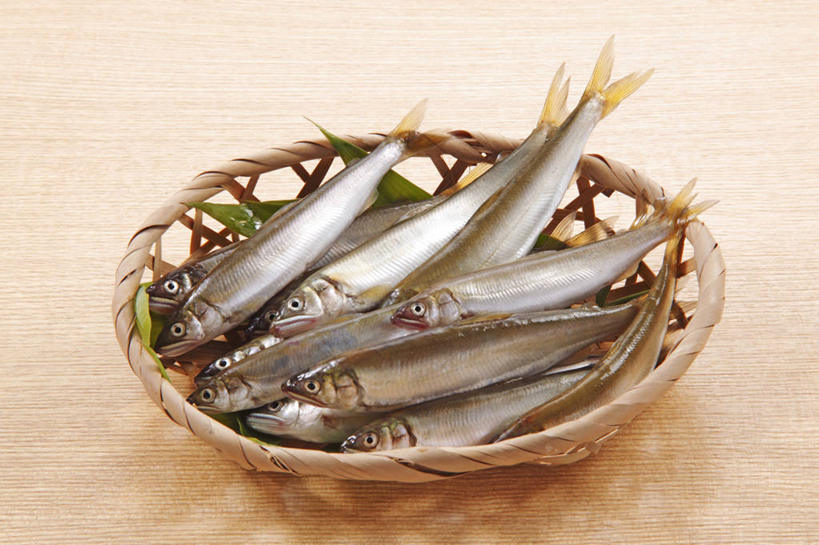 无人,交叉,横图,俯视,室内,特写,白天,餐桌,桌子,竹子,叶子,一堆,许多,阴影,堆叠,堆积,竹制,编织,反射,鱼,篮子,影子,绿叶,香鱼,鱼类,海洋生物,一个,竹篮,嫩叶,单个,餐台,竹条,堆,交织,死亡,竹制品,水生动物,水生物,海底动物,殒命,灭亡,穿插,瓜鱼,香油鱼,叶,叶片,彩图,高角度拍摄