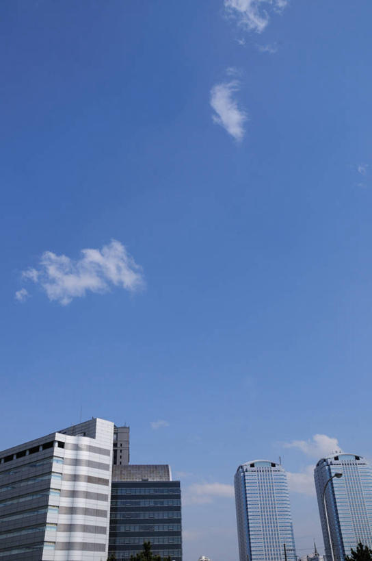 无人,高楼大厦,竖图,室外,白天,仰视,度假,美景,城市风光,城市,大厦,建筑,摩天大楼,日本,亚洲,阴影,光线,影子,景观,云,云朵,千叶县,云彩,娱乐,建设,蓝色,白云,蓝天,天空,阳光,天,享受,休闲,景色,放松,晴朗,东亚,本州,关东地方,本州岛,日本国,千叶,晴空,彩图,低角度拍摄,大楼,高层建筑,高楼,摩天楼,幕张国际城