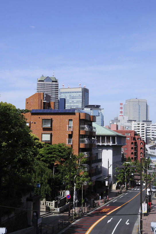 无人,高楼大厦,竖图,室外,白天,正面,度假,美景,植物,城市风光,城市,大厦,道路,建筑,路,摩天大楼,公路,汽车,东京,日本,亚洲,阴影,光线,影子,景观,云,云朵,分界线,停车线,交通,云彩,娱乐,建设,车,树,树木,蓝色,绿色,白云,蓝天,天空,阳光,自然,交通工具,轿车,天,享受,休闲,景色,放松,生长,晴朗,成长,车行道,车行道分界线,载具,标线,东亚,车行线,本州,关东地方,本州岛,日本国,东京都,赤坂,晴空,马路,彩图,大楼,高层建筑,高楼,摩天楼