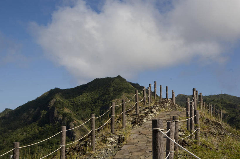 无人,栏杆,横图,室外,白天,正面,旅游,度假,草地,草坪,石头,美景,山,山脉,植物,道路,路,东京,日本,亚洲,阴影,光线,石子,影子,栅栏,景观,篱笆,山顶,山峰,云,云朵,围栏,小路,交通,山峦,云彩,娱乐,护栏,草,蓝色,绿色,白云,蓝天,天空,阳光,自然,群山,天,享受,休闲,景色,放松,乡间小路,晴朗,自然风光,东亚,沉积岩,本州,关东地方,本州岛,日本国,东京都,颠峰,极峰,小笠原群岛,水成岩,父岛列岛,石块,岩石,晴空,彩图