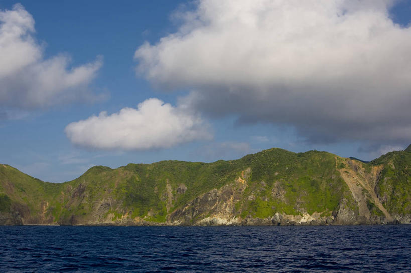 无人,横图,室外,白天,正面,旅游,度假,草地,草坪,岛屿,海浪,海洋,石头,美景,沙滩,山,山脉,树林,植物,东京,日本,亚洲,阴影,光线,沙子,石子,影子,岛,海岸,景观,浪花,山顶,山峰,云,云朵,沙地,山峦,云彩,娱乐,草,树,树木,蓝色,绿色,白云,蓝天,天空,阳光,自然,海水,群山,天,享受,休闲,景色,放松,生长,晴朗,成长,自然风光,海景,东亚,沉积岩,本州,关东地方,本州岛,日本国,东京都,颠峰,极峰,小笠原群岛,水成岩,小笠原村,小笠原支厅,大海,风浪,海,海水的波动,海滩,近岸浪,列岛,群岛,石块,岩石,涌浪,诸岛,晴空,彩图,哈哈岛,母岛列岛
