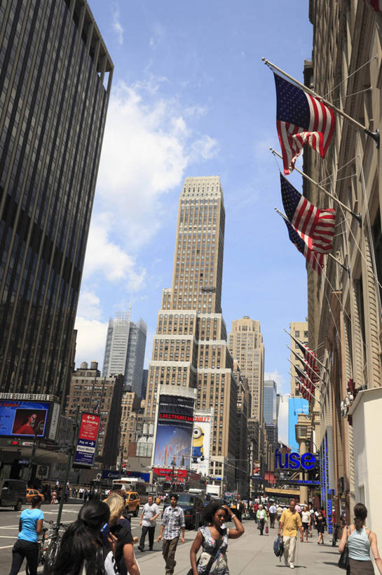 西方人,高楼大厦,走,竖图,室外,白天,仰视,度假,美景,城市风光,城市,大厦,道路,建筑,路,摩天大楼,公路,旗帜,国旗,欧洲,纽约,美国,欧洲人,行人,游客,游人,阴影,服装,光线,影子,景观,云,云朵,曼哈顿,交通,许多人,云彩,注视,休闲装,娱乐,建设,路人,旅客,星条旗,衣服,蓝色,白云,蓝天,天空,阳光,天,观察,看,一群人,享受,休闲,休闲服,景色,放松,美国国旗,服饰,晴朗,观看,察看,北美,北美洲,关注,美洲,纽约州,帝国之州,帝国州,北亚美利加洲,亚美利加洲,过客,男人,男性,年轻男性,年轻女性,女人,女性,白种人,旗,晴空,马路,步行,散步,走路,半身,彩图,低角度拍摄,大楼,高层建筑,高楼,摩天楼,美利坚合众国国旗,第七大道,美利坚合众国,曼哈顿岛