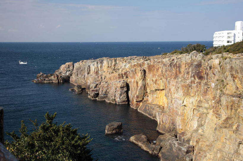 无人,家,横图,室外,白天,正面,旅游,度假,海浪,海洋,石头,美景,沙滩,山,山脉,植物,日本,亚洲,阴影,光线,沙子,石子,影子,房屋,屋子,海岸,景观,浪花,山顶,山峰,水平线,辽阔,海平线,沙地,山峦,娱乐,楼房,住宅,树,树木,蓝色,绿色,倒影,蓝天,天空,阳光,自然,海水,群山,天,享受,休闲,广阔,景色,放松,生长,晴朗,成长,一望无际,倒映,自然风光,海景,东亚,沉积岩,本州,万里无云,本州岛,日本国,近畿地方,近畿,和歌山,和歌山县,无边无际,一马平川,颠峰,极峰,反照,水成岩,大海,风浪,海,海水的波动,海滩,近岸浪,石块,岩石,涌浪,晴空,晴空万里,彩图,房子,白滨町,西牟娄郡,水天相接,水天一线