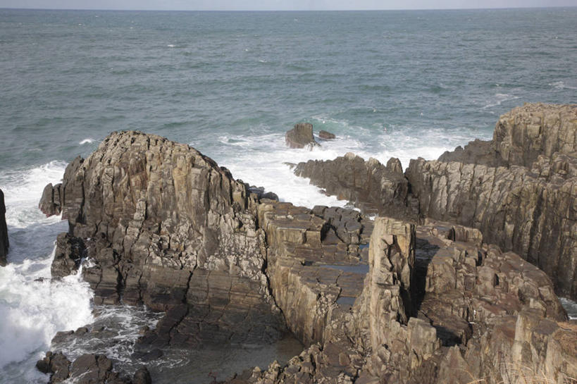 无人,横图,俯视,室外,白天,旅游,度假,海浪,海洋,石头,美景,沙滩,山,山脉,日本,亚洲,阴影,光线,沙子,石子,影子,海岸,景观,浪花,山顶,山峰,水平线,辽阔,海平线,沙地,山峦,娱乐,蓝色,蓝天,天空,阳光,自然,海水,群山,天,享受,休闲,广阔,景色,放松,晴朗,一望无际,自然风光,海景,东亚,沉积岩,本州,万里无云,本州岛,日本国,中部地方,福井,福井县,无边无际,一马平川,颠峰,极峰,东寻坊,水成岩,大海,风浪,海,海水的波动,海滩,近岸浪,石块,岩石,涌浪,晴空,晴空万里,彩图,高角度拍摄,坂井市,水天相接,水天一线