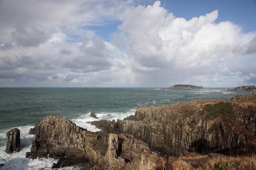 无人,横图,室外,白天,正面,旅游,度假,海浪,海洋,石头,美景,沙滩,山,山脉,日本,亚洲,阴影,光线,沙子,石子,影子,海岸,景观,浪花,山顶,山峰,水平线,云,云朵,辽阔,海平线,沙地,山峦,云彩,娱乐,蓝色,白云,蓝天,天空,阳光,自然,海水,群山,天,享受,休闲,广阔,景色,放松,晴朗,一望无际,自然风光,海景,东亚,沉积岩,本州,本州岛,日本国,中部地方,福井,福井县,无边无际,一马平川,颠峰,极峰,东寻坊,水成岩,大海,风浪,海,海水的波动,海滩,近岸浪,石块,岩石,涌浪,晴空,彩图,坂井市,水天相接,水天一线