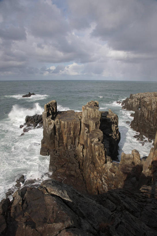 无人,竖图,室外,白天,正面,旅游,度假,海浪,海洋,石头,美景,沙滩,山,山脉,日本,亚洲,阴影,光线,沙子,石子,影子,海岸,景观,浪花,山顶,山峰,水平线,云,云朵,辽阔,海平线,沙地,山峦,云彩,娱乐,蓝色,白云,蓝天,天空,阳光,自然,海水,群山,天,享受,休闲,广阔,景色,放松,晴朗,一望无际,自然风光,海景,东亚,沉积岩,本州,本州岛,日本国,中部地方,福井,福井县,无边无际,一马平川,颠峰,极峰,东寻坊,水成岩,大海,风浪,海,海水的波动,海滩,近岸浪,石块,岩石,涌浪,晴空,彩图,坂井市,水天相接,水天一线