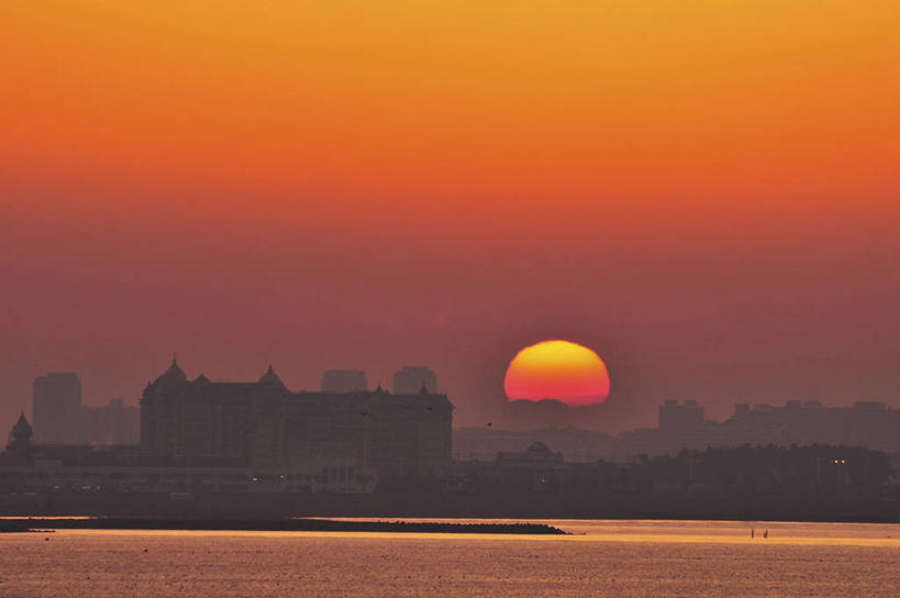 无人,游乐园,家,横图,室外,白天,正面,旅游,度假,日出,海浪,海洋,美景,沙滩,太阳,城市风光,城市,建筑,游乐场,日本,亚洲,阴影,光线,沙子,影子,房屋,屋子,海岸,景观,浪花,公寓,朝霞,晨曦,黎明,沙地,千叶县,背光,娱乐,建设,洋房,楼房,住宅,阳光,海水,享受,休闲,景色,放松,逆光,海景,东亚,本州,关东地方,本州岛,日本国,千叶,乐园,主题公园,浦安市,浦安,大海,风浪,海,海水的波动,海滩,近岸浪,涌浪,朝阳,彩图,卯时,破晓,日始,房子,人造公园,主题乐园