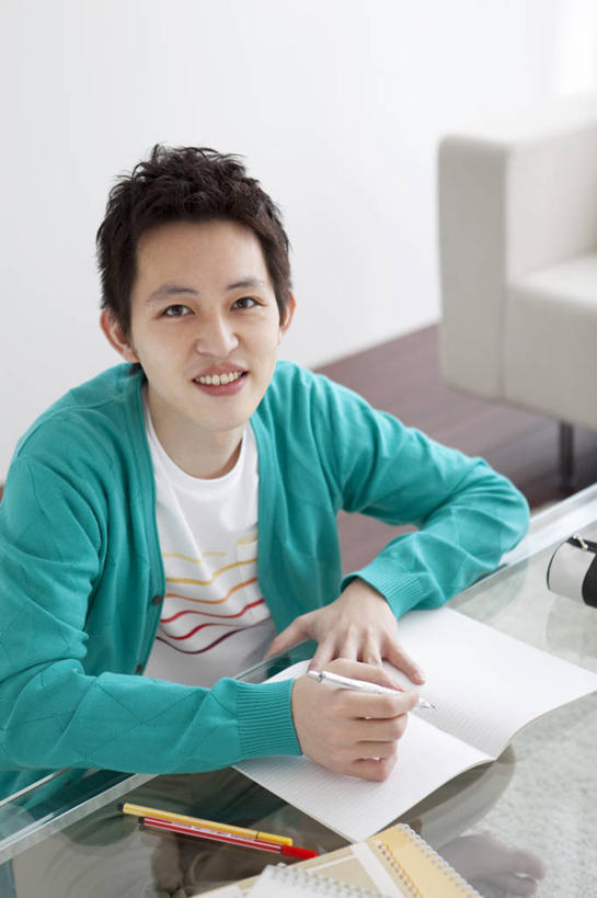 东方人,一个人,客厅,坐,笑,微笑,露齿笑,竖图,俯视,室内,白天,沙发,桌子,玻璃,亚洲,仅一个男性,仅一个人,握,服装,笔,办公用品,记事本,拿,茶几,拿着,注视,休闲装,黄种人,玻璃制品,文具,仅一个年轻男性,衣服,绿色,本子,笔记本,铅笔,学习用品,观察,看,休闲,休闲服,握着,服饰,观看,文具用品,察看,起居室,关注,自动铅笔,布艺沙发,客堂,男人,男性,年轻男性,亚洲人,抬头,仰头,坐着,半身,彩图,高角度拍摄