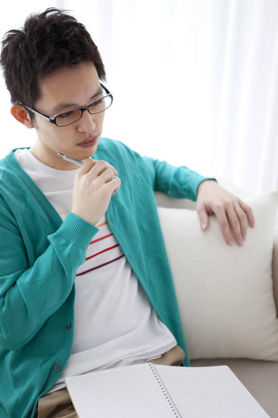 东方人,一个人,客厅,坐,竖图,室内,白天,正面,靠垫,沙发,亚洲,仅一个男性,仅一个人,一副,握,服装,笔,眼镜,办公用品,记事本,靠枕,拿,拿着,注视,休闲装,黄种人,文具,仅一个年轻男性,衣服,绿色,本子,笔记本,铅笔,学习用品,垫子,枕头,观察,看,休闲,休闲服,握着,服饰,观看,文具用品,察看,起居室,关注,自动铅笔,近视眼镜,布艺沙发,客堂,男人,男性,年轻男性,亚洲人,坐着,半身,彩图