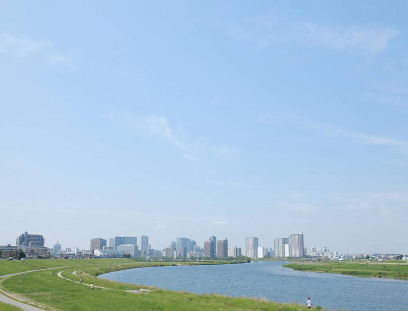 无人,高楼大厦,横图,室外,白天,正面,度假,草地,草坪,河流,美景,水,植物,城市风光,城市,大厦,建筑,摩天大楼,东京,日本,亚洲,阴影,光线,影子,河水,景观,水流,娱乐,建设,草,树,树木,蓝色,绿色,蓝天,天空,阳光,自然,天,享受,休闲,景色,放松,生长,晴朗,成长,东亚,本州,万里无云,关东地方,本州岛,日本国,东京都,大田区,晴空,晴空万里,彩图,大楼,高层建筑,高楼,摩天楼