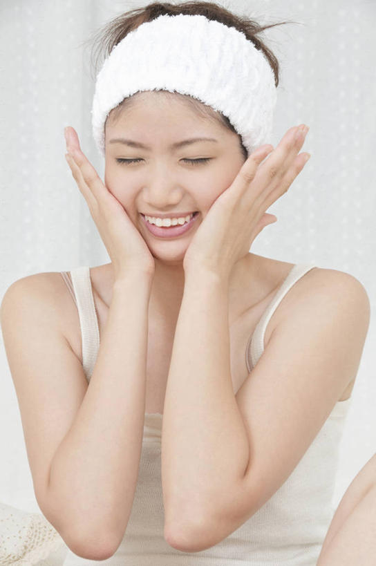 东方人,一个人,闭眼,笑,微笑,露齿笑,竖图,室内,白天,正面,吊带,亚洲,仅一个年轻女性,仅一个女性,仅一个人,擦,抚摸,服装,束发带,吊带衫,黄种人,衣服,白色,擦拭,服饰,衣着,穿着,衣饰,揩擦,拭,年轻女性,女人,女性,亚洲人,闭眼睛,闭着眼,闭着眼睛,半身,彩图,轻抚